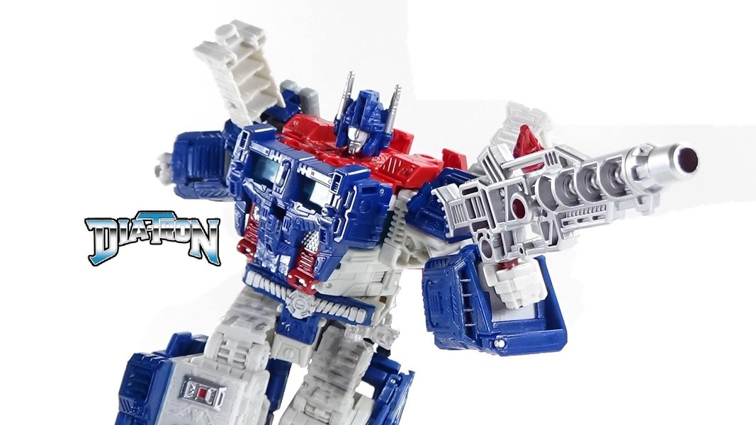 Transformers Siege Ultra Magnus In Hand  (2 of 28)